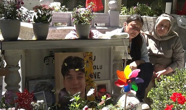 Gülhan Ünlü oğlu Atlas'ın mezarı başında gözyaşlarını tutamadı: "Atlas'sız ikinci bayramımız, acımız gün gün katbekat artıyor"