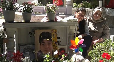 Gülhan Ünlü oğlu Atlas'ın mezarı başında gözyaşlarını tutamadı: "Atlas'sız ikinci bayramımız, acımız gün gün katbekat artıyor"