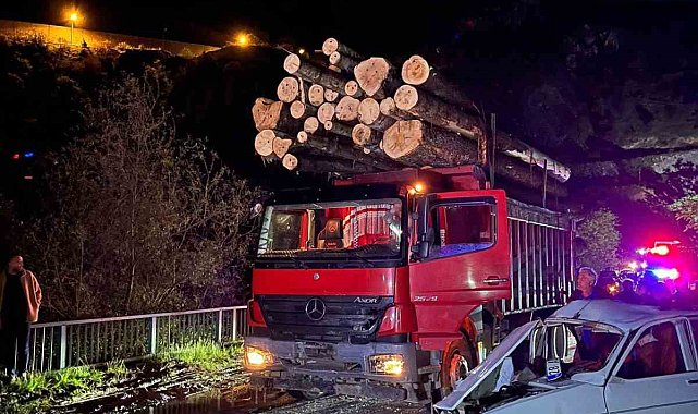 Gümüşhane'de köprü girişinde iki araç kafa kafaya çarpıştı: 2'si ağır 3 yaralı