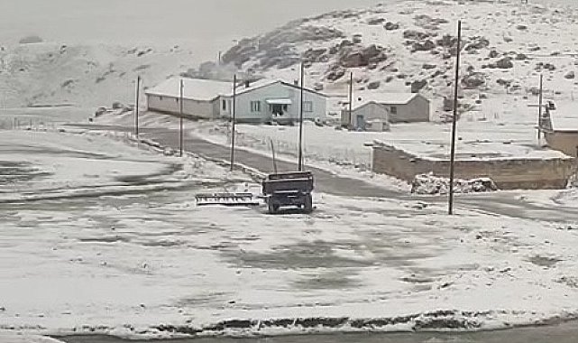 Gürpınar'da mayıs ayında kar sürprizi