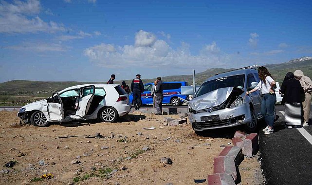 Hafif ticari araç ile otomobil çarpıştı: 7 yaralı