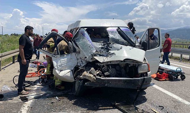 Hafif ticari araç traktöre çarptı: 1 ölü, 3 yaralı
