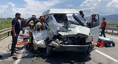 Hafif ticari araç traktöre çarptı: 1 ölü, 3 yaralı