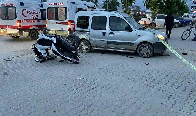 Hafif ticari araçla çarpışan motosikletteki 2 kişi yaralandı