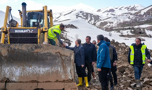 Hakkâri–Van yolunda seferberlik... Heyelan sonrası çalışmalar sürüyor