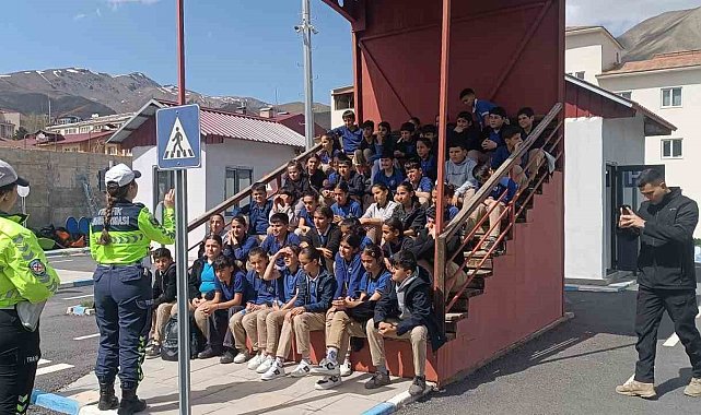 Hakkari polisinden çocuklara trafik eğitimi