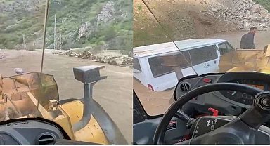 Hakkari'de dere taştı: Yolda mahsur kalan minibüs 3 saatlik çalışmayla kurtarıldı