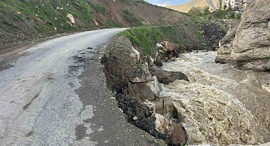 Hakkari'de iki mahalleyi bağlayan yol çöktü