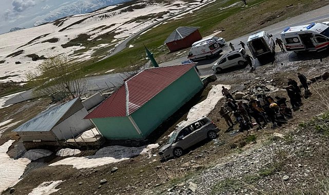 Hakkari'de şarampole yuvarlanan araçta 4 kişi yaralandı