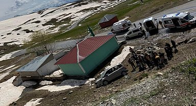Hakkari'de şarampole yuvarlanan araçta 4 kişi yaralandı