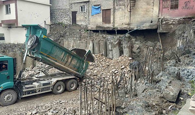 Hakkari'de TSM binasının fore kazıkları devrildi, iki bina askıda kaldı