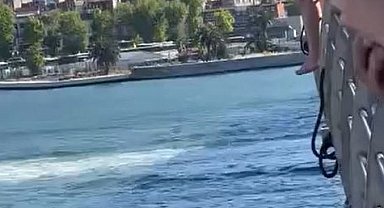Haliç Köprüsü'nde gençlerin tehlikeli atlayışı kamerada
