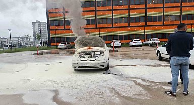 Hastane otoparkındaki otomobil alev aldı