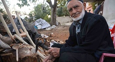 Hatay'da 85 yaşındaki usta, 70 yıldır ağaç dallarını keser ve bıçakla kaşığa dönüştürüyor