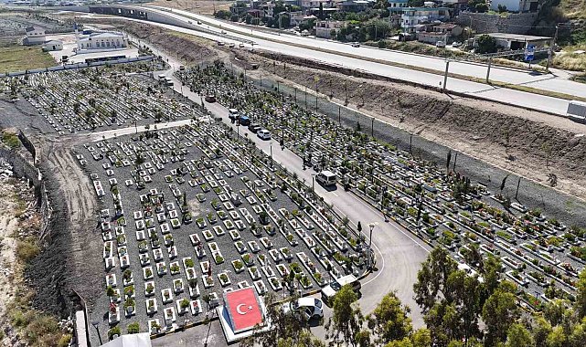 Hatay'da deprem şehitliğinde buruk Kurban Bayramı