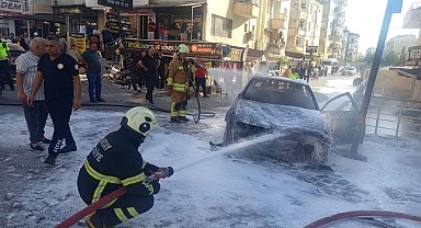Hatay'da seyir halindeki otomobilin motoru alev aldı