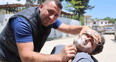 Hatay'da ürettiği bıçakların keskinliği göstermek için insanları tıraş ediyor
