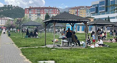 Havaların ısınması ile aileler parklara akın etti