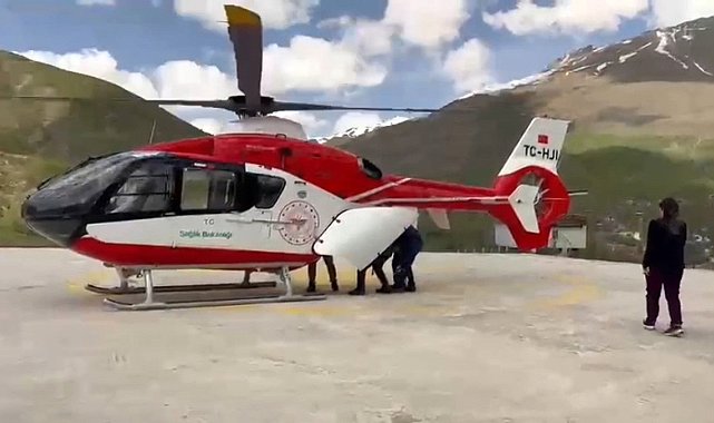 Helikopter ambulans, 78 yaşındaki hastayı Van'a sevk etti