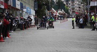 Hurda malzemelerden yaptıkları araçlarla yokuş aşağı yarıştılar