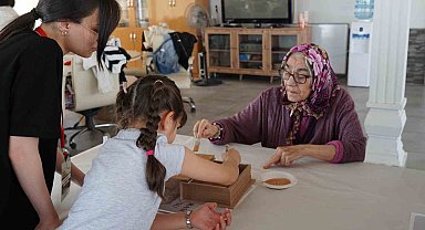 Huzurevi sakinleriyle gençler aynı masada buluştu