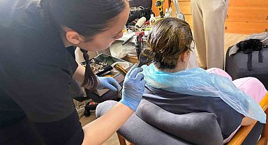 Huzurevindeki yaşlıların bayram bakımı, lise öğrencilerinden