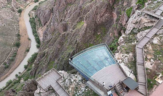 İç Anadolu'nun en yüksek cam terası dizleri titretiyor