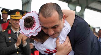 Iğdır'da 19 Mayıs coşkusu: Minik öğrencinin valiye bayrak hediyesi yüzleri gülümsetti