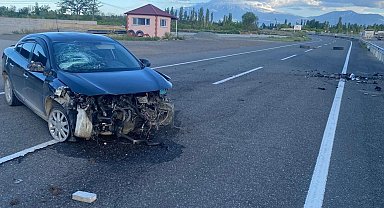 Iğdır'da otomobil refüje çarptı: 3 kişi yaralandı
