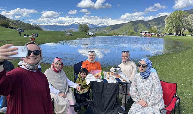 İki ay sonra kuruyacak göl için kilometrelerce yol geldiler