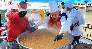 İki dev kazan dolusu keşkek 30 dakikada dağıtıldı