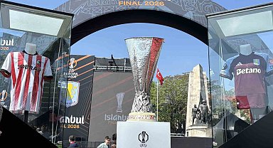 İlhan Mansız, UEFA Avrupa Ligi kupasını Beşiktaş Meydanı'na getirdi