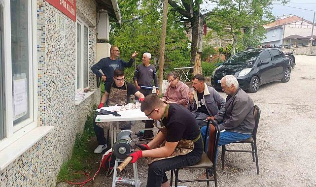 İnegöl'de öğrenciler kurbanlık bıçaklarını biledi