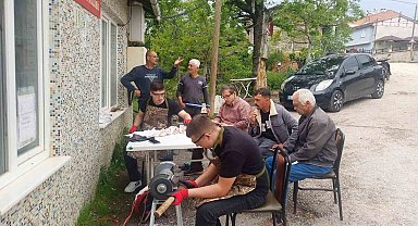 İnegöl'de öğrenciler kurbanlık bıçaklarını biledi