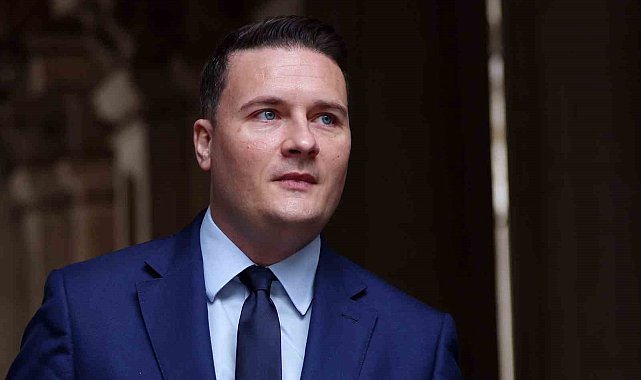 İngiltere'de istifa eden eski bakandan Başbakan Starmer ile rekabet çağrısı