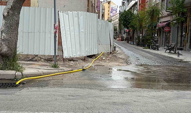 İnşaat alanında patlayan hortum sokağı göle çevirdi
