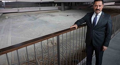 İnşaat çalışmalarında ortaya çıkan ve depremi hasarsız atlatan devasa mozaik ilk günkü ihtişamını koruyor
