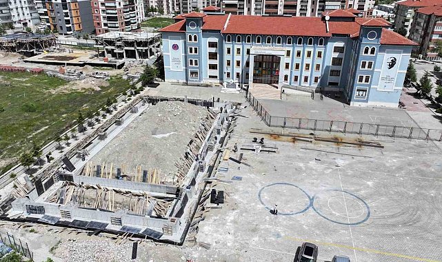 Isparta Belediyesi, 3 okula halı saha ve 1 okula kapalı spor salonu kazandırıyor