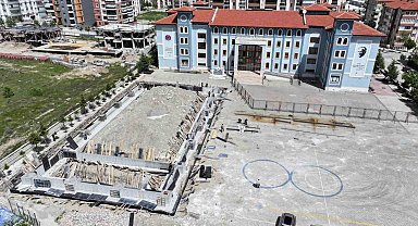 Isparta Belediyesi, 3 okula halı saha ve 1 okula kapalı spor salonu kazandırıyor