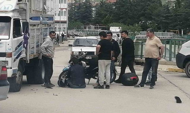 Isparta'da kamyonet ile motosiklet çarpıştı: 1 yaralı