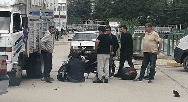 Isparta'da kamyonet ile motosiklet çarpıştı: 1 yaralı