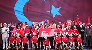İstanbul AKM kırmızı-beyaza büründü
