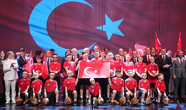 İstanbul AKM kırmızı-beyaza büründü