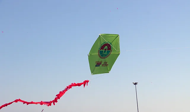 İstanbul Maltepe'de gökyüzü uçurtmalarla renklendi