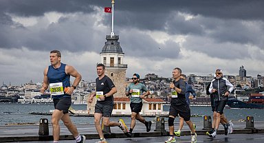 İstanbul yağışta koştu