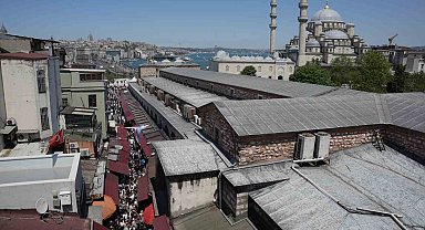 İstanbul'da 1 günlük tatili ve güneşli havayı fırsat bilenler Eminönü'ne akın etti