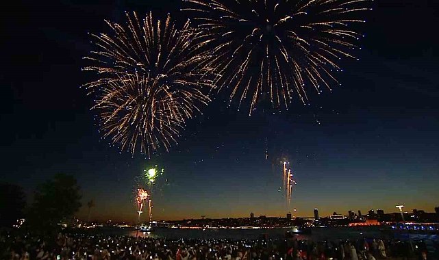 İstanbul'da fetih coşkusu: Boğaz'da havai fişek gösterisi