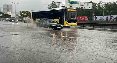 İstanbul'da sağanak etkisini göstermeye başladı: Yollar göle döndü