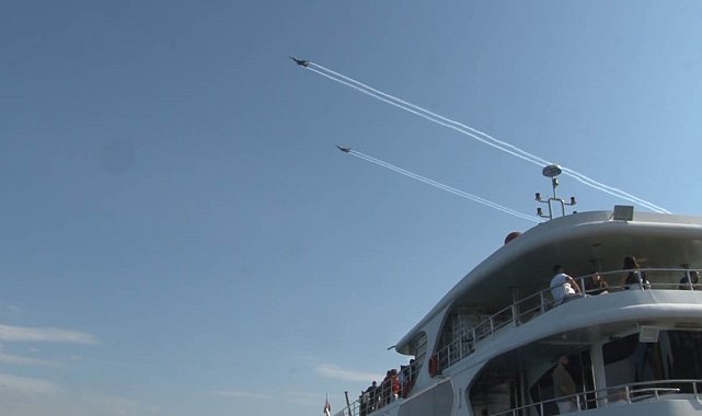 İstanbul'un fethi etkinliklerinde SOLOTÜRK İstanbul Boğazı'nda selamlama uçuşu yaptı