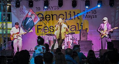 İzmir Bornova'da Gençlik Festivalinde 19 Mayıs coşkusu
